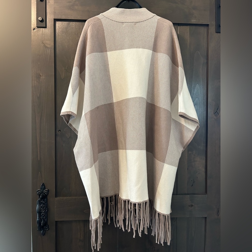 Christian Siriano Fringe Poncho
Mockneck TaupeBuffaloPlaid. XL cream, tan,white - Picture 2 of 4